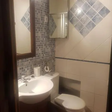 Pequena Cabana Rodeada De Verde Y Cerca De Todo Cotorrio
