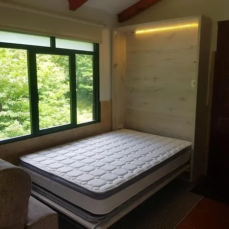 Pequena Cabana Rodeada De Verde Y Cerca De Todo